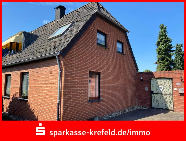 Frontansicht - Haus kaufen in Krefeld - Kleine Doppelhaushälfte auf großem Grundstück mit Garage