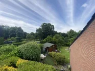 Blick vom Balkon zum Garten