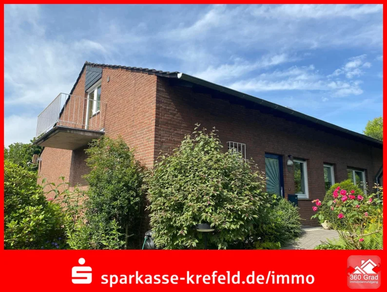 Straßenansicht - Haus kaufen in Krefeld - Einseitig angebautes Einfamilienhaus mit Garage