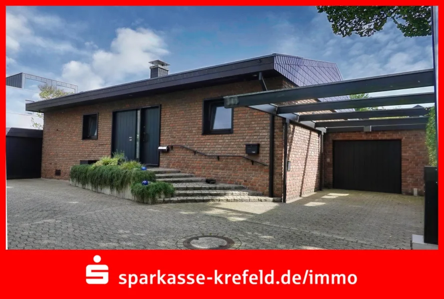 Außenansicht - Haus kaufen in Krefeld - Bungalow mit Garage und Carport