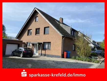 Straßenansicht - Haus kaufen in Krefeld - Doppelhaushälfte mit Garage