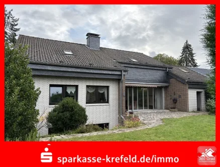 Gartenansicht - Haus kaufen in Krefeld - Freistehender Bungalow mit Garage