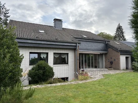 Gartenansicht - Haus kaufen in Krefeld - Freistehender Bungalow mit Garage