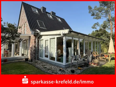 Rückansicht  - Haus kaufen in Krefeld - Einfamilienhaus mit Garage und Feldblick 