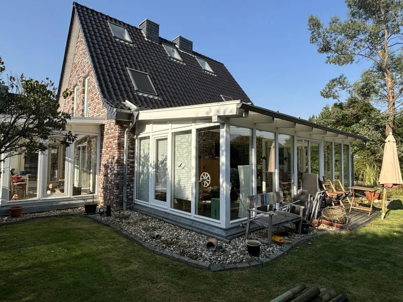 Rückansicht  - Haus kaufen in Krefeld - Einfamilienhaus mit Garage und Feldblick 