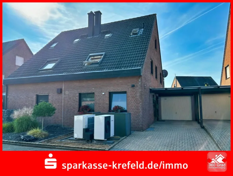 Straßenansicht - Haus kaufen in Wachtendonk - Energieeffiziente Doppelhaushälfte mit Garage