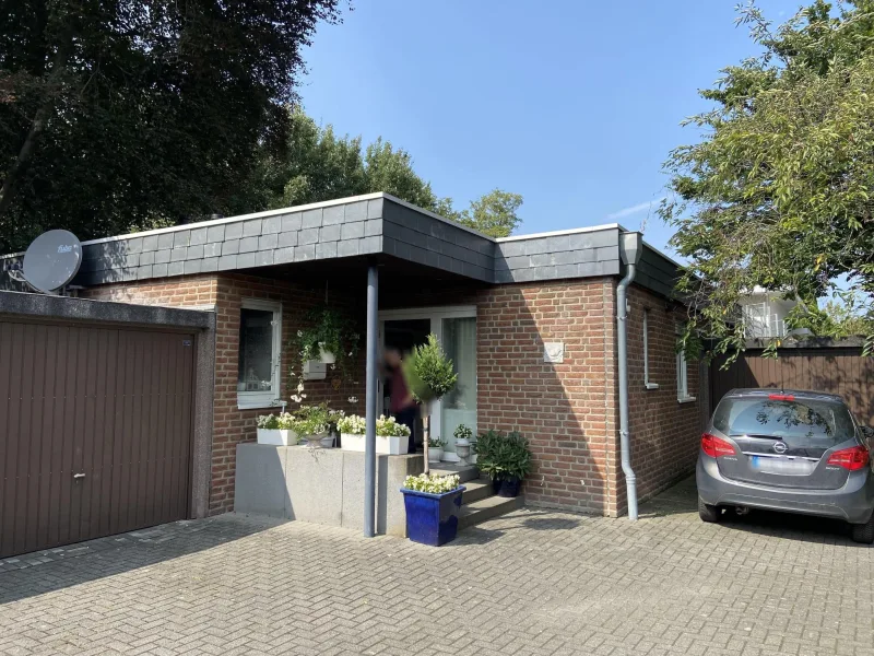 Frontansicht mit Garage