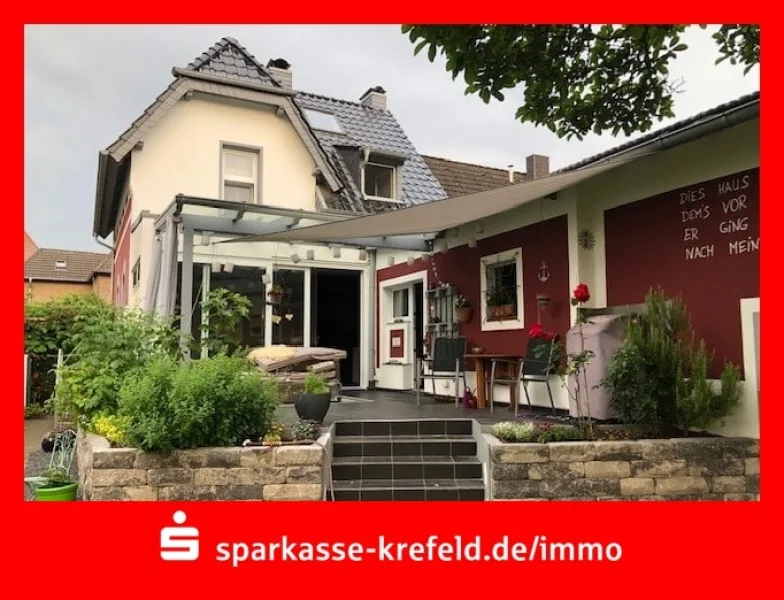 Rückansicht mit Terrasse - Haus kaufen in Kempen - Stadtvilla mit Traumgarten