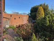 seitlicher Garten und Garage