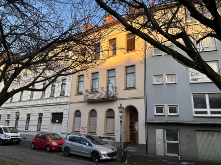 Straßenansicht - Haus kaufen in Krefeld - Zwangsversteigerung: Mehrfamilienhaus mit Nutzungsuntersagung