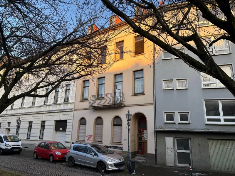 Straßenansicht - Haus kaufen in Krefeld - Zwangsversteigerung: Mehrfamilienhaus mit Nutzungsuntersagung