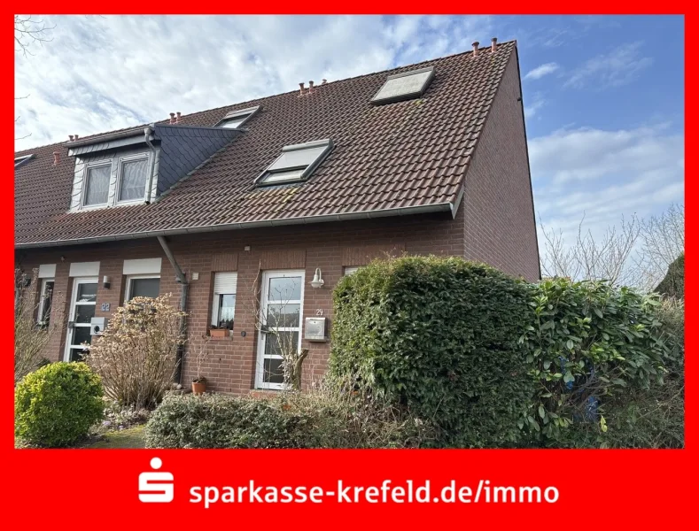 Straßenansicht - Haus kaufen in Krefeld - Reihenendhaus mit Garage