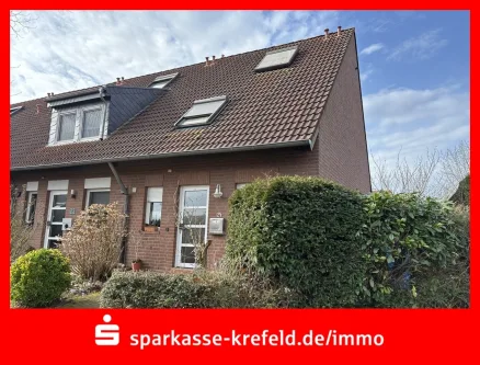 Straßenansicht - Haus kaufen in Krefeld - Reihenendhaus mit Garage