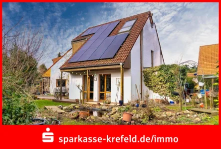 Rückansicht mit PV-Anlage - Haus kaufen in Krefeld - Freistehendes Einfamilienhaus in gefragter Wohnlage