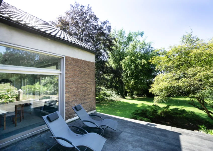 Terrasse mit Ausblick in den Garten