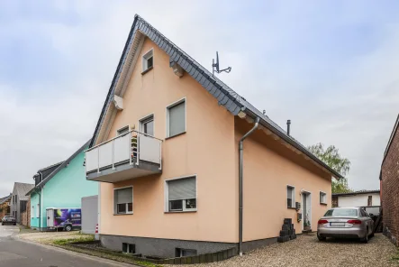 Straßenansicht - Wohnung kaufen in Rommerskirchen - Schöne Wohnung mit Balkon und Stellplatz!