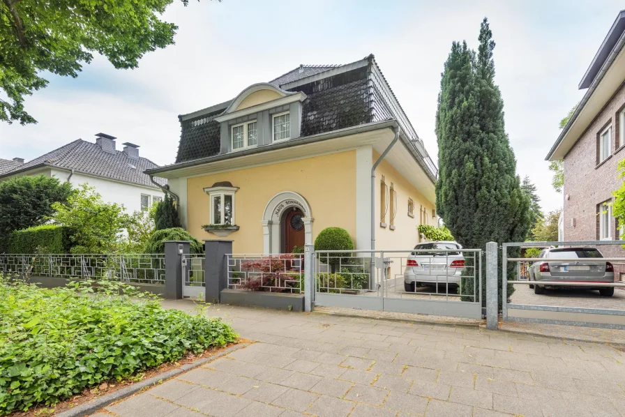 Straßenansicht - Haus kaufen in Grevenbroich - Traumhafte Stadtvilla mit idyllischem Garten