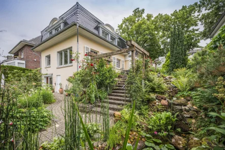Eindrucksvolle Stadtvilla - Haus kaufen in Grevenbroich - Traumhafte Stadtvilla mit idyllischem Garten