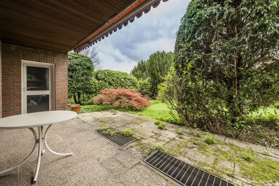 Terrasse mit Zugang zur Garage