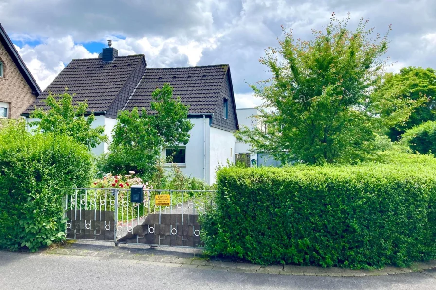 Straßenansicht - Grundstück kaufen in Düsseldorf - Schönes Baugrundstück in bevorzugter Lage!