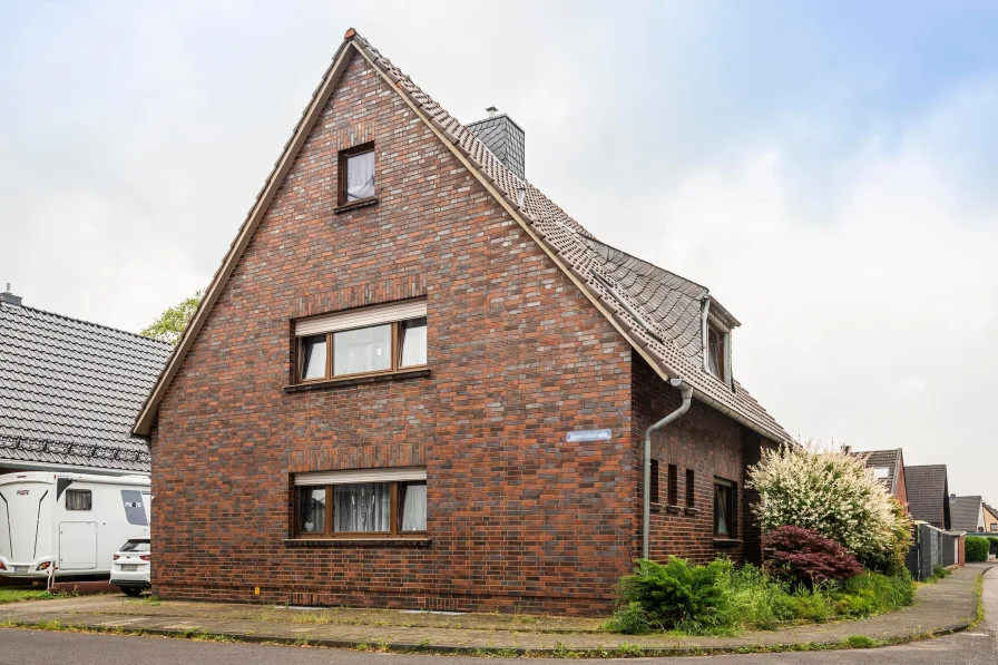 Straßenansicht - Haus kaufen in Bedburg - Solide Kapitalanlage im historischen Kaster