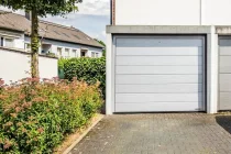 Garage mit Stellplatz für entspanntes Parken