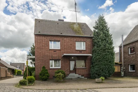 Straßenansicht - Haus kaufen in Rommerskirchen - Freistehendes Unikat mit viel Potential
