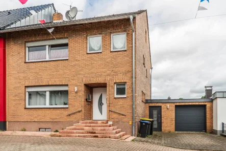 Straßenansicht - Haus kaufen in Rommerskirchen - Freundliches Familiendomizil mit Platz zum Spielen