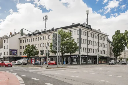 Straßenansicht - Haus kaufen in Mönchengladbach - Sanierte und voll vermietete Kapitalanlage!