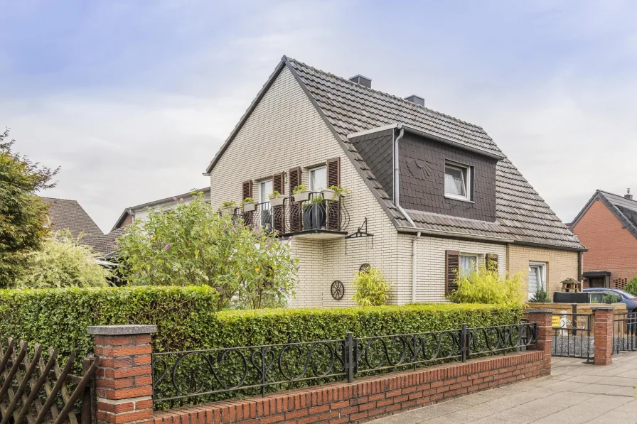 Straßenansicht - Haus kaufen in Grevenbroich - Viel Platz und tolles Grundstück - Ideal für Handwerker 