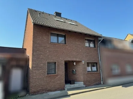 Frontansicht - Haus kaufen in Grevenbroich - Zwangsversteigerung - Haus im Herzen von Gustorf