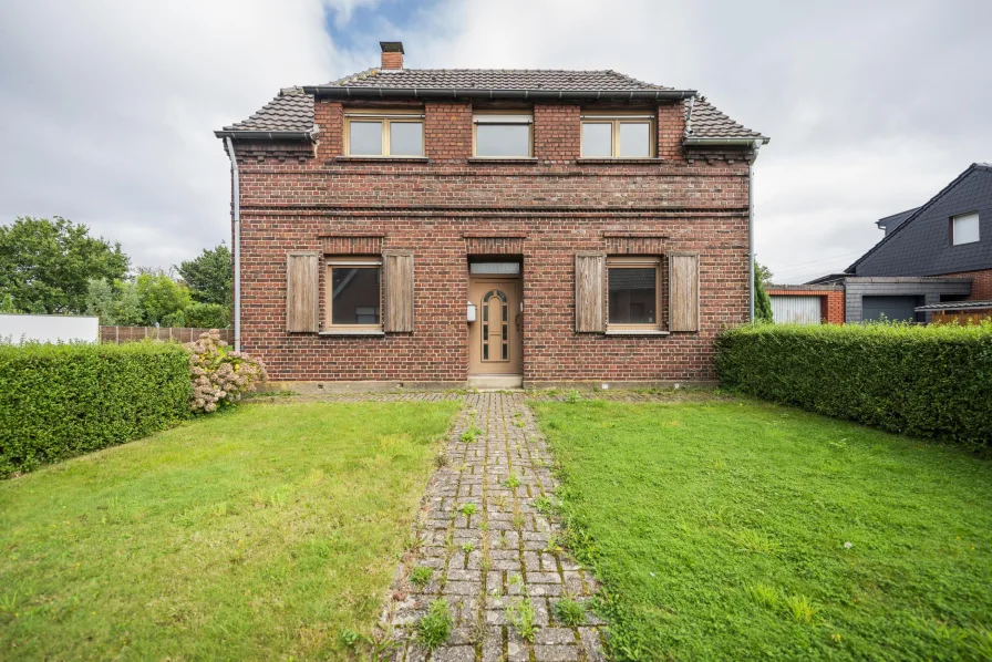 Straßenansicht - Haus kaufen in Neuss - Sanierung oder Neubau? Sie haben die Wahl!