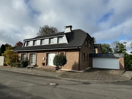 Front 1 - Haus kaufen in Grevenbroich - Provisionsfrei! Einfamilienhaus in guter Lage - Zwangsversteigerung 