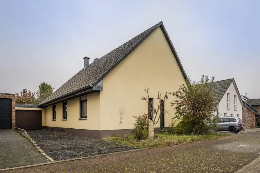 Straßenansicht - Haus kaufen in Bedburg - Familien(T)raum mit Ausbaureserve!