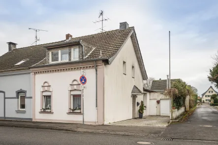 Seitenansicht - Haus kaufen in Grevenbroich - Willkommen in der Gartenstadt!