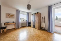 Schlafzimmer mit Ausgang zur Loggia