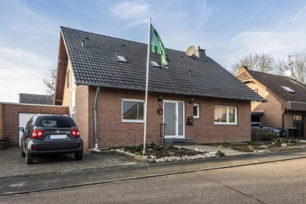 Straßenansicht - Haus kaufen in Bedburg - Hier können Sie sich Ihren Traum vom Eigenheim erfüllen!