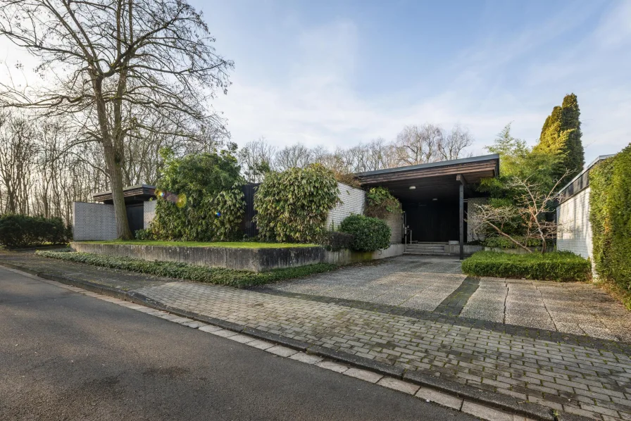 Straßenansicht - Haus kaufen in Neuss - Designer-Bungalow mit Stil.