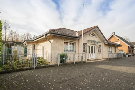 Straßenansicht - Haus kaufen in Dormagen - Bequem und pflegeleicht - Wohnen auf einer Ebene!