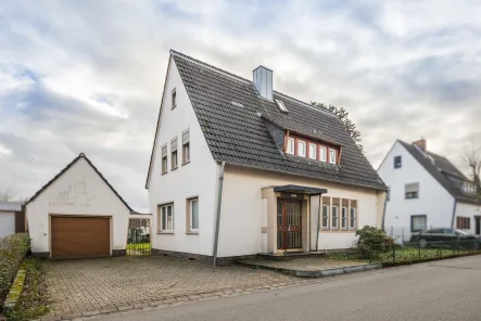 Titelbild - Haus kaufen in Kaarst - Zwei Familien oder doch für sich alleine - Freistehendes Zweifamilienhaus in Büttgen 