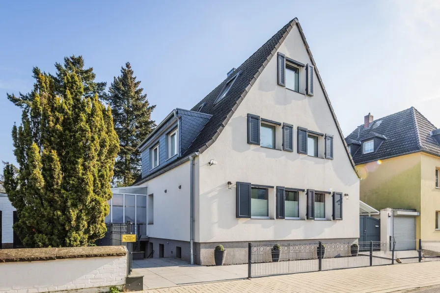 Straßenansicht - Haus kaufen in Neuss - Repräsentatives Wohnen in bevorzugter Lage!