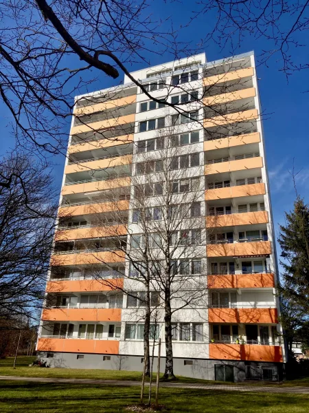 das Gebäude - Wohnung kaufen in Unterhaching - Großzügige 4-Zimmer-Wohnung mit Blick in die Berge!