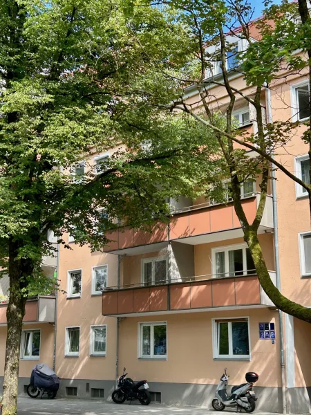 Blick zum Haus - Wohnung kaufen in München - Charmante 2,5 Zimmerwohnung als Kapitalanlage!