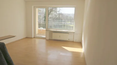 Wohnzimmer - Wohnung mieten in Oberschleißheim - Neu renovierte und ruhige 2 Zimmer Wohnung in Oberschleißheim ab sofort frei.