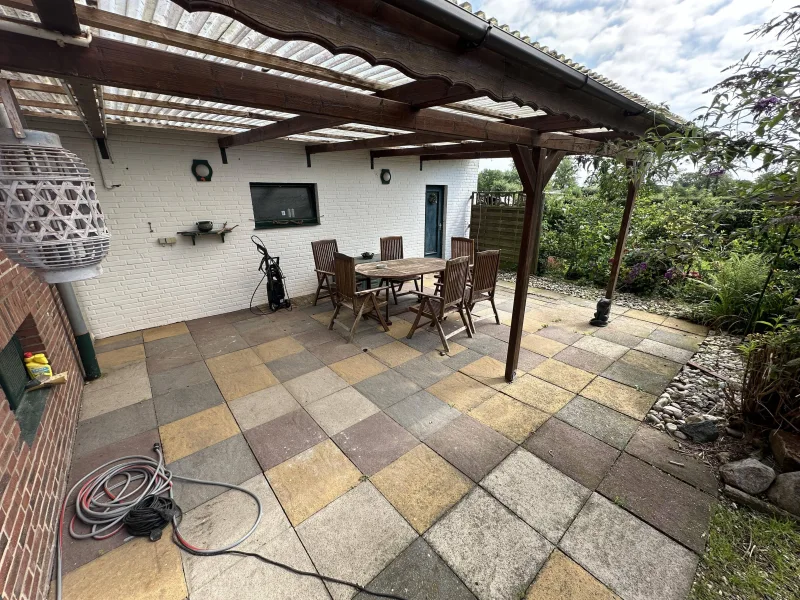 Überdachte Terrasse zwischen Haus und Garage