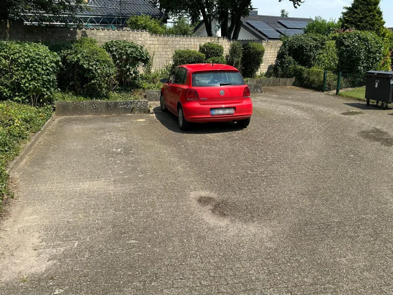 weitere Stellplätze hinter dem Haus