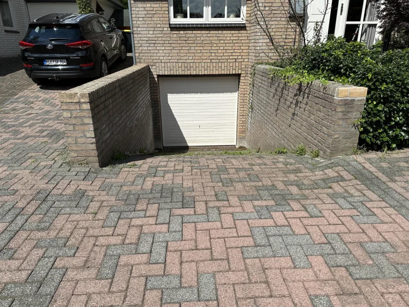 Einfahrt zur Garage