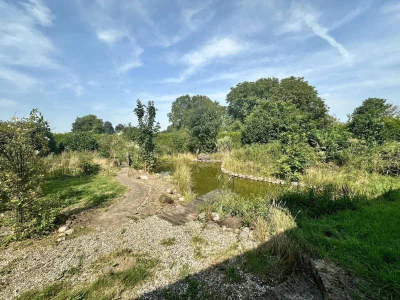 Gartenanlage mit Schwimmteich