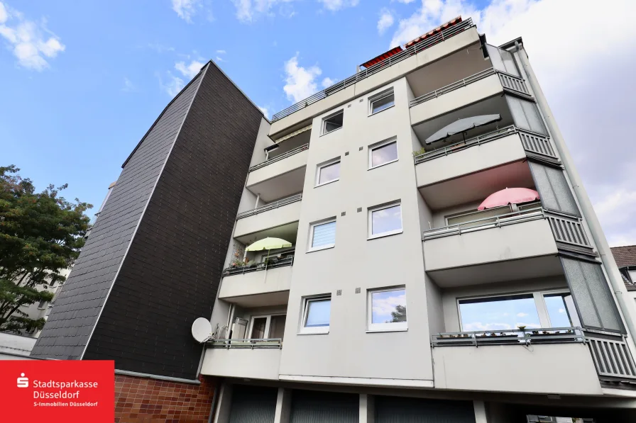 Außenansicht Hofseite - Wohnung kaufen in Düsseldorf - Vermietete Zwei-Zimmer-Wohnung mit Balkon + Einzelgarage in Rath 