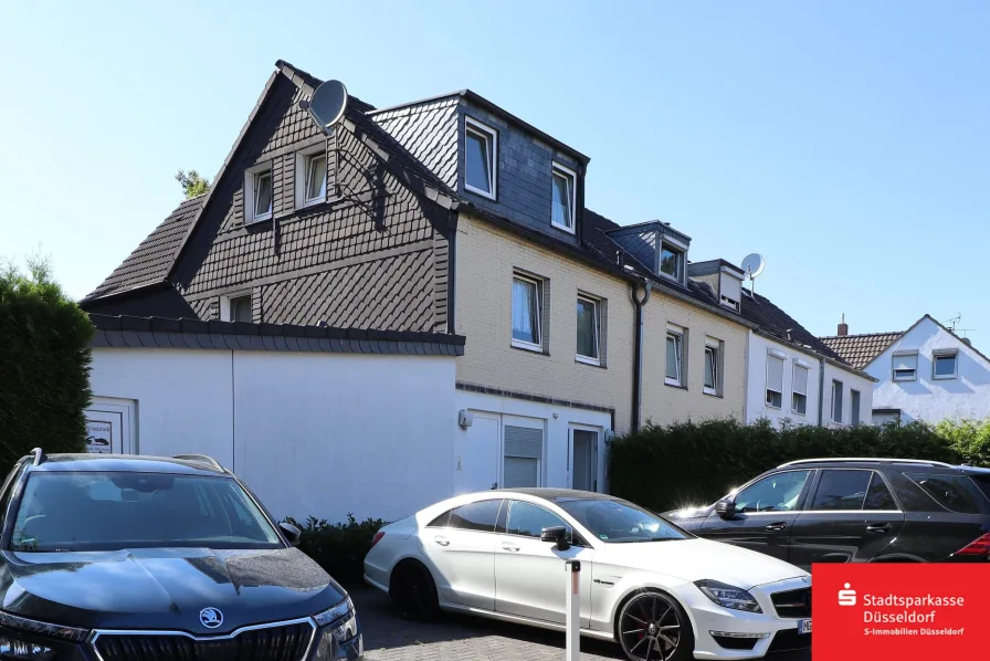 Straßenansicht - Haus kaufen in Düsseldorf - Attraktives Zweifamilienhaus mit Einliegerwohnung in Unterrath